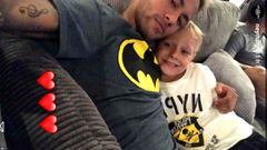 Neymar se suma a celebrar el Batman Day junto a su hijo
