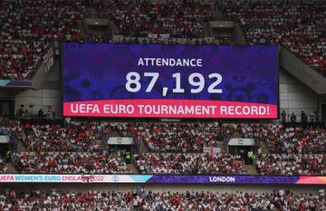 Récord de público en un partido femenino oficial con 87.192 personas llenando las gradas de Wembley. 