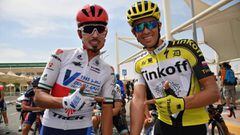 Yousef Mirza y Alberto Contador hacen el gesto de pistoleros en la salida del Tour de Abu Dhabi.