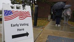 La gente espera en la fila durante la votaci&oacute;n anticipada en Elk Grove Village Hall en Elk Grove Village, Illinois, el viernes 23 de octubre de 2020. 