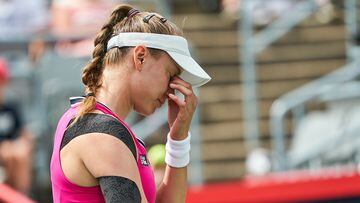 La tenista kazaja Elena Rybakina reacciona durante su partido ante Liudmila Samsonova en el WTA 1.000 de Canadá.