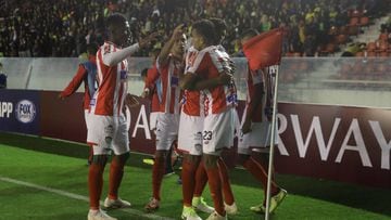 Jugadores de Junior celebrando el gol de Luis D&iacute;az ante defensa y Justicia por los cuartos de final de la Copa Sudamericana