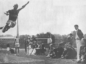 Jesse Owens empezó a destacar a nivel nacional en 1933 durante su época en el instituto, en Cleveland, tras romper el récord en salto de longitud a nivel estudiantil con una marca de 7,55 metros.