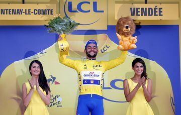 El día de su debut en el Tour de Francia, Fernando Gaviria se puso la camiseta amarilla de líder. El corredor del Quick Step venció en el sprint de la primera etapa e igualo a Víctor Hugo Peña, el único colombiano que se había vestido de amarillo.