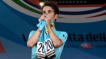 Fabio Aru dedica la victoria a Michele Scarponi tras proclamarse campe&oacute;n de Italia de ciclismo en ruta.