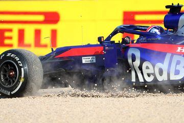 El piloto ruso de Toro Rosso vio como se truncaba su carrera terminando en la grava, por suerte para él pudo conitnuar y acabar la carrera.