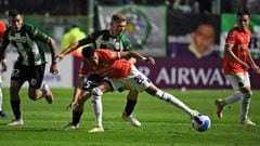 Argentina's Banfield Nicolas Domingo (back) and Ecuador's Universidad Catolica Ar�n Rodr�guez vie for the ball during their Copa Sudamericana group stage football match, at the Florencio Sola stadium in Banfield, Argentina, on May 17, 2022. (Photo by Luis ROBAYO / AFP)