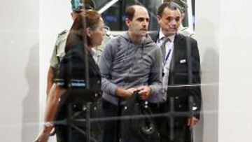 Sergio Jadue (c), en el aeropuerto de Santiago escoltado por la polic&iacute;a para abordar un avi&oacute;n rumbo a Miami junto a su familia. 
