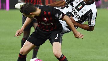 ROME, ITALY - MAY 21: Mattia De Sciglio of AC Milan and Juan Cuadrado of Juventus FC in action during the TIM Cup match between AC Milan and Juventus FC at Stadio Olimpico on May 21, 2016 in Rome, Italy.  (Photo by Giuseppe Bellini/Getty Images)