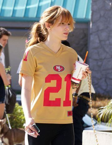 Aunque son pocas las veces en las que Bella Thorne ha sido captada con el jersey de los 49ers, siempre que puede expresa su fanatismo por el equipo de San Francisco.