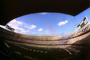 En 1982 la capacidad del estadio aumentó 22150 plazas en la tercera grada. En esos momentos, la capacidad era de unas 115000 localidades. Esta remodelación coincidió con el Mundial de fútbol de 1982 celebrado en España y la elección del Camp Nou como sede del partido inaugural.