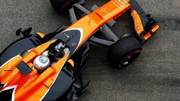 Fernando Alonso saliendo de boxes con el McLaren Honda en Barcelona.