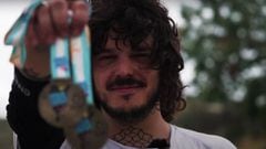 Andreu Greses con sus medallas de campe&oacute;n del mundo de inline downhill.