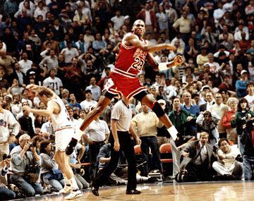 Se jugaba el sexto juego de las Finales de la NBA de 1998. Los Chicago Bulls tenían la ventaja de 3-2. Perdían a falta de 16 segundos por dos puntos. Michael Jordan se la robó a Karl Malone, cruzó la duela, el reloj seguía, a seis metros de la línea de tres se elevó y encestó. Valió por su sexto anillo en la NBA.