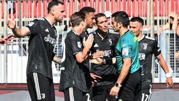 Soccer Football - Serie A - Monza v Juventus - Stadio Brianteo, Monza, Italy - September 18, 2022  Juventus' Angel Di Maria and teammates react after he was shown a red card by referee Fabio Maresca REUTERS/Alberto Lingria
