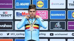 El ciclista belga Wout Van Aert posa con la medalla de plata tras la prueba de fondo de los Mundiales de Ciclismo de Glasgow.