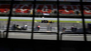 Renault driver Nico Hulkenberg of Germany steers his car during a Formula One pre-season testing session at the Catalunya racetrack in Montmelo, outside Barcelona, Spain, Tuesday, March 7, 2017. (AP Photo/Francisco Seco)