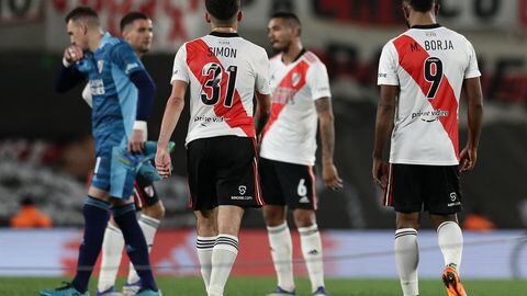 River Plate's players react after losing 2-1 against Sarmiento in their Argentine Professional Football League Tournament 2022 match at El Monumental stadium in Buenos Aires, on July 31, 2022. (Photo by ALEJANDRO PAGNI / AFP)