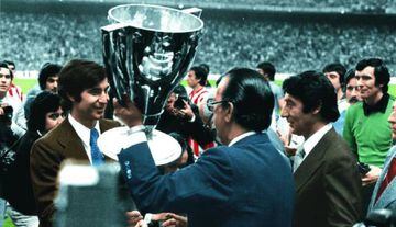 Gárate recoge el trofeo de campeones de Liga en el Vicente Calderón.