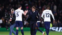 Pierre-Emile Hojbjerg y Antonio Conte, jugador y entrenador del Tottenham, se saludan tras ganar un partido.