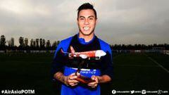 Vargas recibi&oacute; el &#039;AirAsia Player of the month&#039; de parte de los hinchas. 