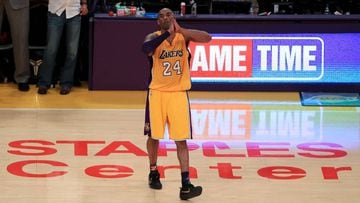 LOS ANGELES, CA - APRIL 13: Kobe Bryant #24 of the Los Angeles Lakers waves to the crowd as he is taken out of the game after scoring 60 points against the Utah Jazz at Staples Center on April 13, 2016 in Los Angeles, California. NOTE TO USER: User expressly acknowledges and agrees that, by downloading and or using this photograph, User is consenting to the terms and conditions of the Getty Images License Agreement.   Sean M. Haffey/Getty Images/AFP == FOR NEWSPAPERS, INTERNET, TELCOS &amp; TELEVISION USE ONLY ==