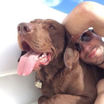 Hace unos días, Enrique Iglesias deseo un buen fin de semana a sus seguidores con esta fotografía en compañía de su perro.