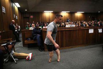 El atleta paralímpico sudafricano Oscar Pistorius se mostró sin prótesis durante en el tercer día de su audiencia para revisar su sentencia por el asesinato de su novia. 