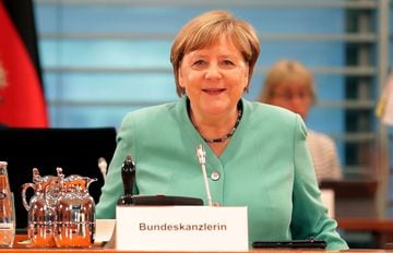 Angela Merkel ha querido predicar con el ejemplo recibiendo ella misma su primera dosis de la vacuna de AstraZeneca este viernes. El portavoz del gobierno alemán, Steffen Seibert, ha sido el encargado de anunciar que la canciller se ha puesto la vacuna, a