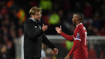 Liverpool&#039;s German manager Jurgen Klopp (L) shakes hands with Liverpool&#039;s English striker Daniel Sturridge (R) at the end of the UEFA Champions League Group E football match between Liverpool and Spartak Moscow at Anfield in Liverpool, north-west England on December 6, 2017. / AFP PHOTO / Paul ELLIS