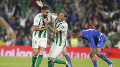 Riyad Boudebouz celebra con Joaqu&iacute;n un gol durante el partido de Liga Santander entre Betis y Getafe.