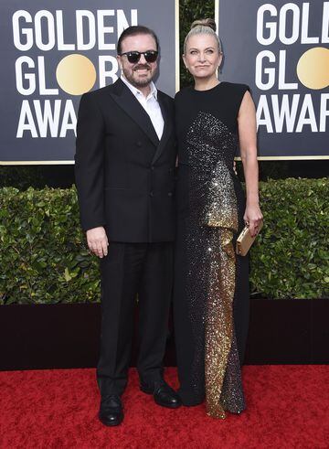 Ricky Gervais, presentador de la gala, y Jane Fallon.