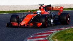 27/02/2017 Fernando Alonso con McLaren en Montmel&Atilde;&sup3;.  El piloto espa&Atilde;&plusmn;ol Fernando Alonso (McLaren) no ha iniciado con buen pie el primer d&Atilde;&shy;a de entrenamientos oficiales de pretemporada en el Circuit de Barcelona-Catalunya por culpa de una fuga de aceite en el motor Honda de su nuevo MCL32, con el que s&Atilde;&sup3;lo pudo dar una vuelta de instalaci&Atilde;&sup3;n antes del incidente que tuvo paralizado al asturiano durante unas horas, si bien podr&Atilde;&iexcl; rodar esta tarde.  DEPORTES MCLAREN 