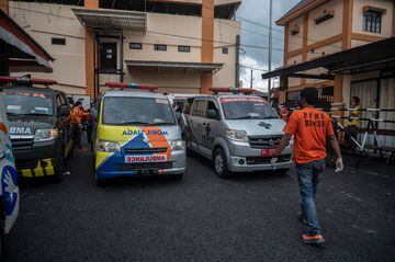 Funcionarios preparan ambulancias en un hospital en Malang, Java Oriental.