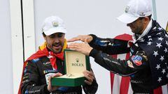Alonso junto a Jordan Taylor en el podio de Daytona con su Rolex de premio.