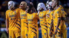 Un grupo de jugadores de Tigres posa en el terreno de juego con máscaras de Halloween en los momentos previos al inicio del partido entre Tigres de UANL y Chivas de Guadalajara. El encuentro, correspondiente a la jornada 16ª del Torneo Apertura, tuvo luga