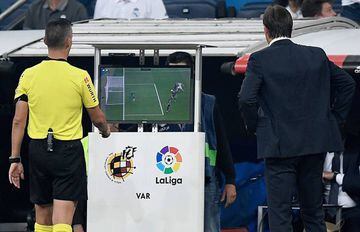 Spanish referee Santiago Jaime Latre (L) and Real Madrid's Spanish coach Julen Lopetegui check the VAR screen during the Spanish league football match between Real Madrid CF and Club Deportivo Leganes