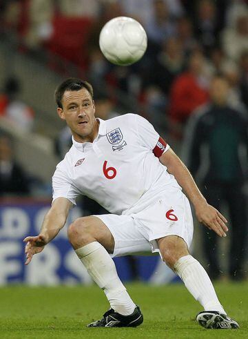 Uno de los mejores defensas de los últimos tiempos en la Premier League. Con la Selección de Inglaterra, Terry disputó 78 partidos y vio acción las Copas del Mundo de 2006 y 2010, además de las Eurocopas de 2004 y 2012. Sin duda, un central duro de esos que todos quisieran en sus equipos.