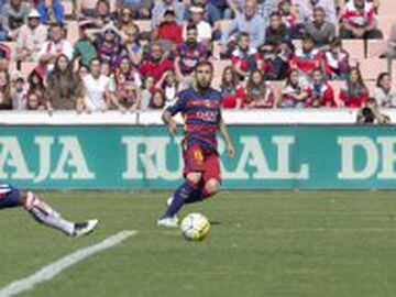 Jordi Alba squares to Luis Súarez to put Barça ahead.