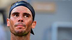 Rafa Nadal se lamenta durante su partido ante Novak Djokovic en las semifinales de Roland Garros 2021,