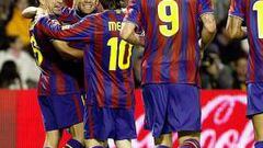 <b>SUPERIORES. </b>Xavi, Messi y Alves se abrazan celebrando uno de los goles del Barcelona en Zorrilla.