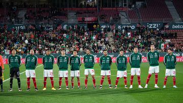 Jugadores de la Selección Mexicana durante el Himno Nacional en el partido amistoso contra Suecia.
