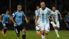 Argentina&#039;s Javier Mascherano (R) vies for the ball with Uruguay&#039;s Carlos Sanchez during their Rusia 2018 World Cup qualifier football match in Mendoza, Argentina, on September 1, 2016. / AFP PHOTO / ANDRES LARROVERE
