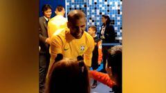 Es un jugador diferente y se nota en estos detalles: Dani Alves y los niños 'de Paraguay'
