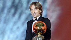 Luka Modric posa con el Bal&oacute;n de Oro