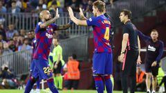 Ivan Rakitic entra al campo en sustituci&oacute;n de Arturo Vidal durante el partido de Liga Santander entre F.C. Barcelona y Sevilla disputado en el Camp Nou.
