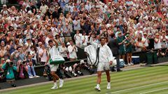El serbio Novak Djokovic y el espa&ntilde;ol Rafa Nadal saludan al p&uacute;blico de la Pista Central tras su partido de semifinales de Wimbledon 2018.