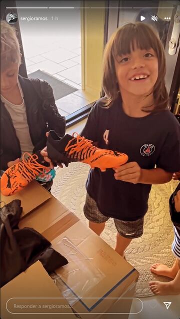 El hijo mayor de Sergio Ramos descubre el regalo de Neymar.