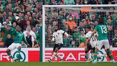 Chiedozie Ogbene en el momento del primer gol de Irlanda contra B&eacute;lgica.