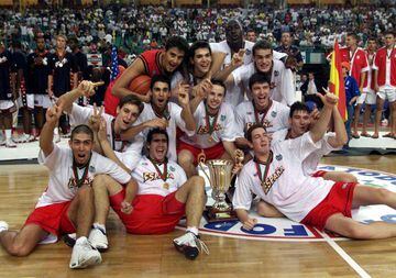 El 23 de julio de 1999, en Lisboa, la generación de oro del baloncesto español hizo su aparición para imponerse por 94-87 al todopoderoso combinado estadounidense. Una victoria tan inopinada como merecida, fraguada en el talento de una camada que dominó e